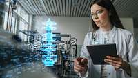 Forscherin arbeitet an einem Hologram