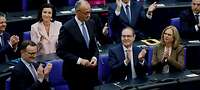 Friedrich Merz stehend umringt von applaudierenden Parteikollegen