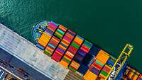 Containerschiff am Kai von oben