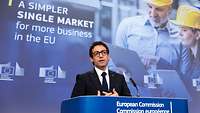 Stéphane Séjourné am Podium vor einer Projektion des Titels "A simpler single market for more business in the EU"