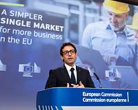 Stéphane Séjourné am Podium vor einer Projektion des Titels "A simpler single market for more business in the EU"