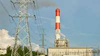 Heizöl-Kraftwerkt mit Umspannwerk und Stromleitung