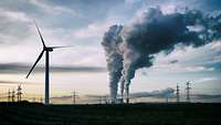 Windräder vor Kohlekraftwerk