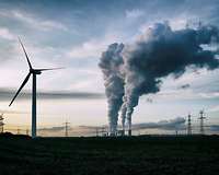Windräder vor Kohlekraftwerk