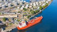 Tanker ankert an Raffinerie