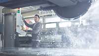 Wasser kühlt eine Meschine mit Arbeiter im Hintergrund
