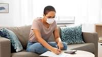 Frau mit Maske