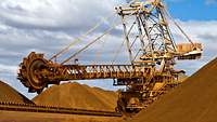 Bagger bei der Eisenerz-Förderung 