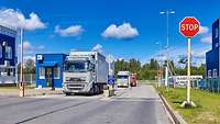 Lkw steht vor der geöffneten Lichtschranke