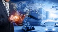 Außenhandel digital vernetzt: Container, LKW, Weltkarte und ein Mann mit Tablet