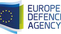 EU-Flagge neben dem Schriftzug "European Defence Agency"
