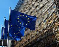 Drei EU-Flaggen wehen vor dem Ratsgebäude