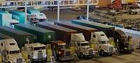 LKW an einem Checkpoint im Hafen, im Hintergrund Container