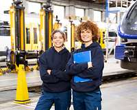 Zwei Azubi-Mädchen stehen in einer Werkhalle der Bahn