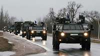 Konvoi von Militär-Jeeps auf der Straße