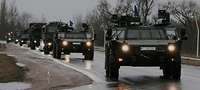 Konvoi von Militär-Jeeps auf der Straße