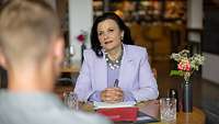 Mittelstandsbeauftragte Gitta Connemann in einer Intervewsituation