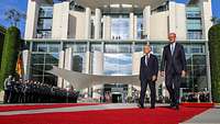 Carney und Merz vor dem Kanzleramt