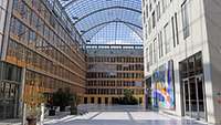 Großes Atrium mit Glasdach