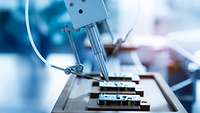 Hightech-Produktion, Innovation: Maschinelle Herstellung von Schaltelementen