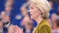 Ursula von der Leyen am Mikrofon