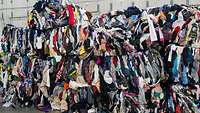Ein Berg aus Altkleidern