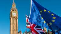 EU- und Großbritannien-Flagge vor dem Palace of Westminster in London