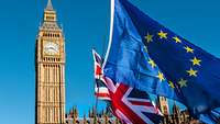 EU- und Großbritannien-Flagge vor dem Palace of Westminster in London