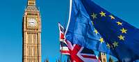 EU- und Großbritannien-Flagge vor dem Palace of Westminster in London