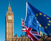 EU- und Großbritannien-Flagge vor dem Palace of Westminster in London