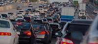 Mehrspurige Autobahn mit Verkehrsstau