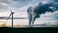 Windräder und Kohlekraftwerk