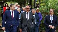 Menschengruppe auf dem Weg