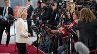 Ursula von der Leyen vor der Presse 
