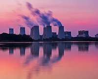 Kühltürme stehen am Wasser 