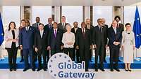 Ursula von der Leyen mit Teilnehmenden des Global Gateway Forum stehen für ein Gruppenbild zusammen