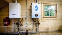 Zwei Boiler hängen an einer Wand