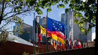 Europäische Flaggen vor dem EU-Parlamentsgebäude in Brüssel
