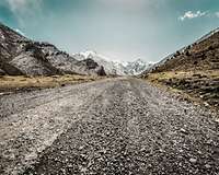 Steiniger Weg in den Bergen