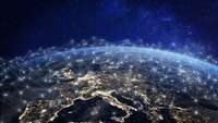 Nächtlich erleuchtetes Europa auf dem Globus, überspannt von einem Netz aus leuchtenden Punkten