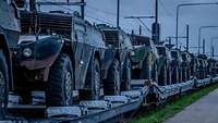 Militärfahrzeuge auf Güterwaggon