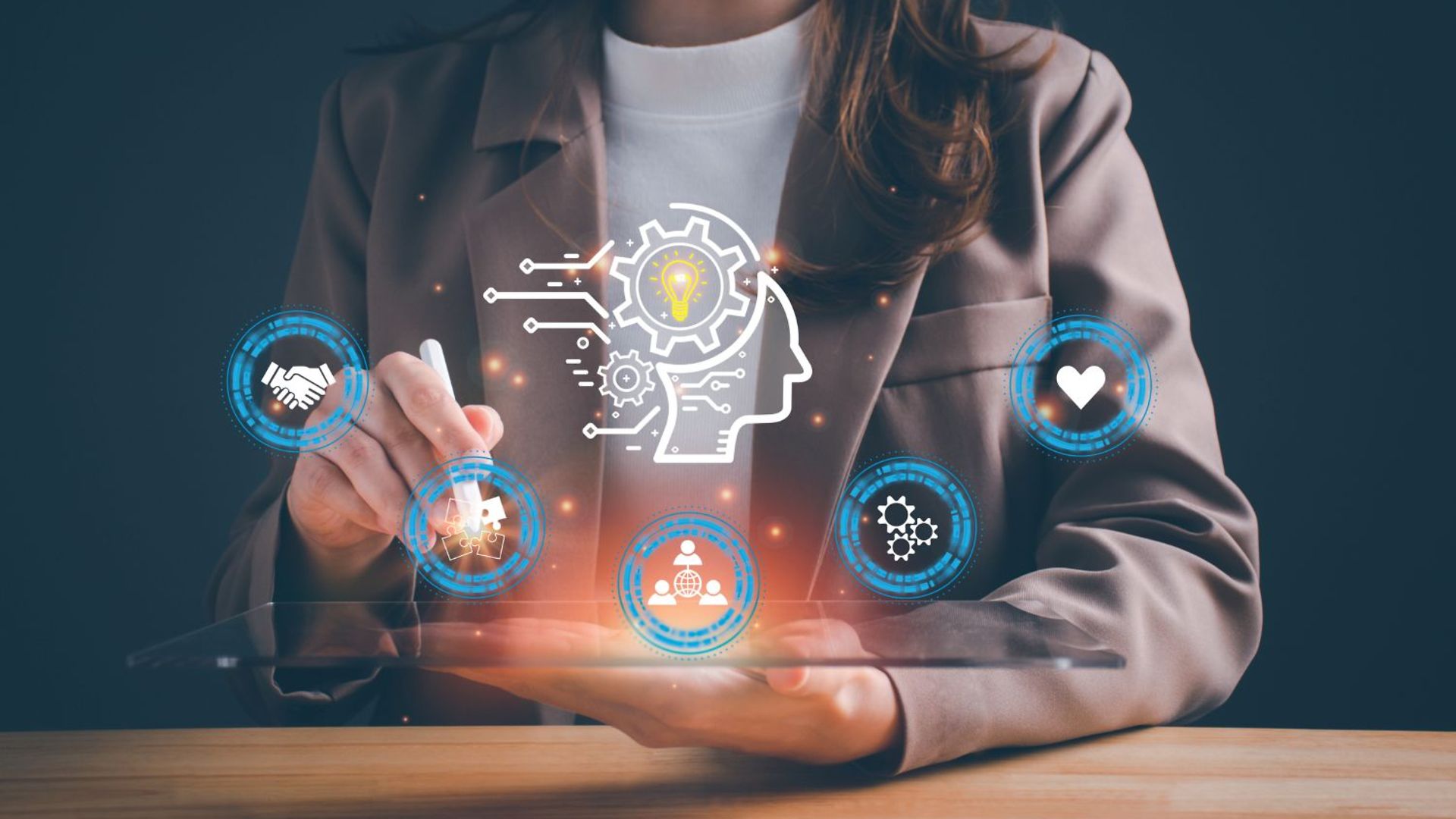 Frau am Schreibtisch von vorn mit Overlay-Symbolen