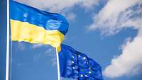 Die EU-Flagge und die Ukraine-Flagge
