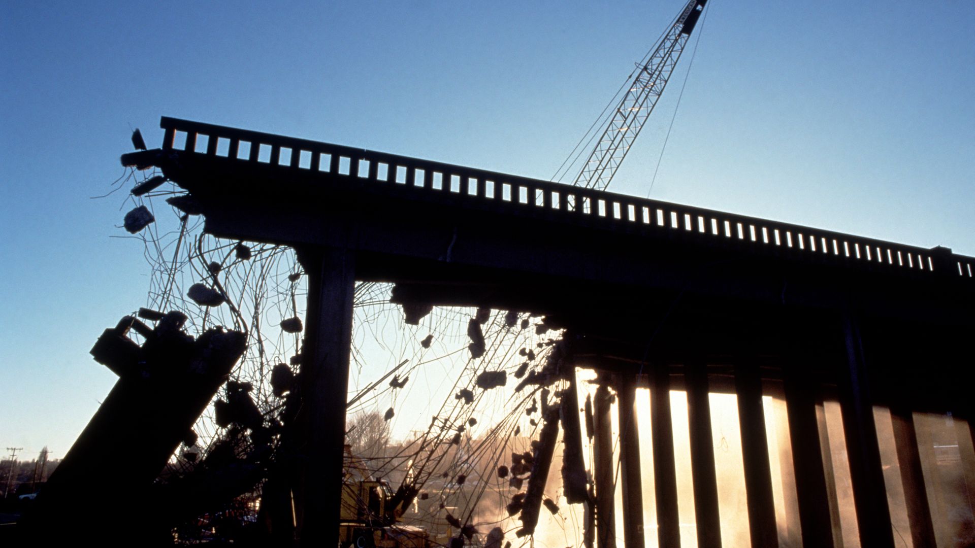 Abriss einer Brücke im Abendlicht