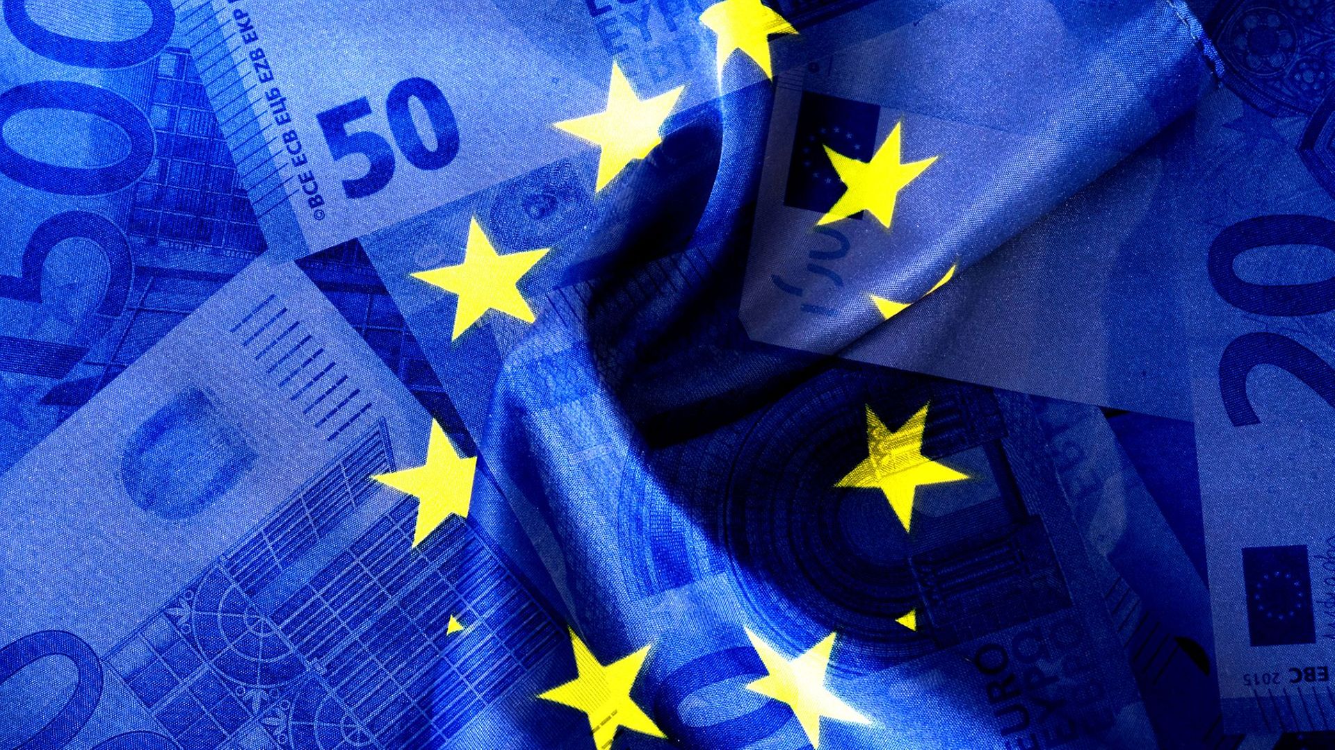 EU-Flagge mit Euro-Scheinen