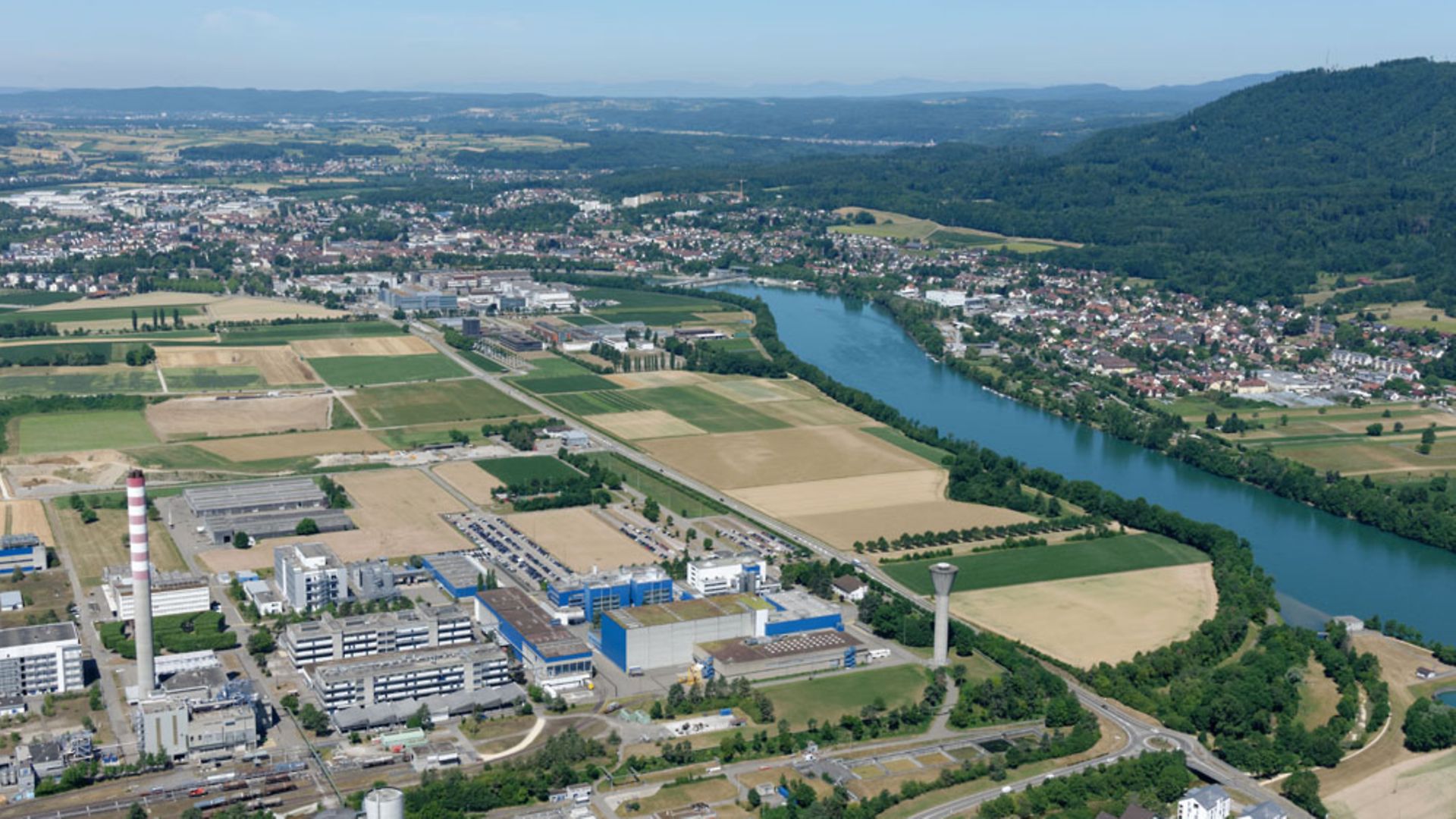 Blick auf ein Gewerbegebiet im ländlichen Raum