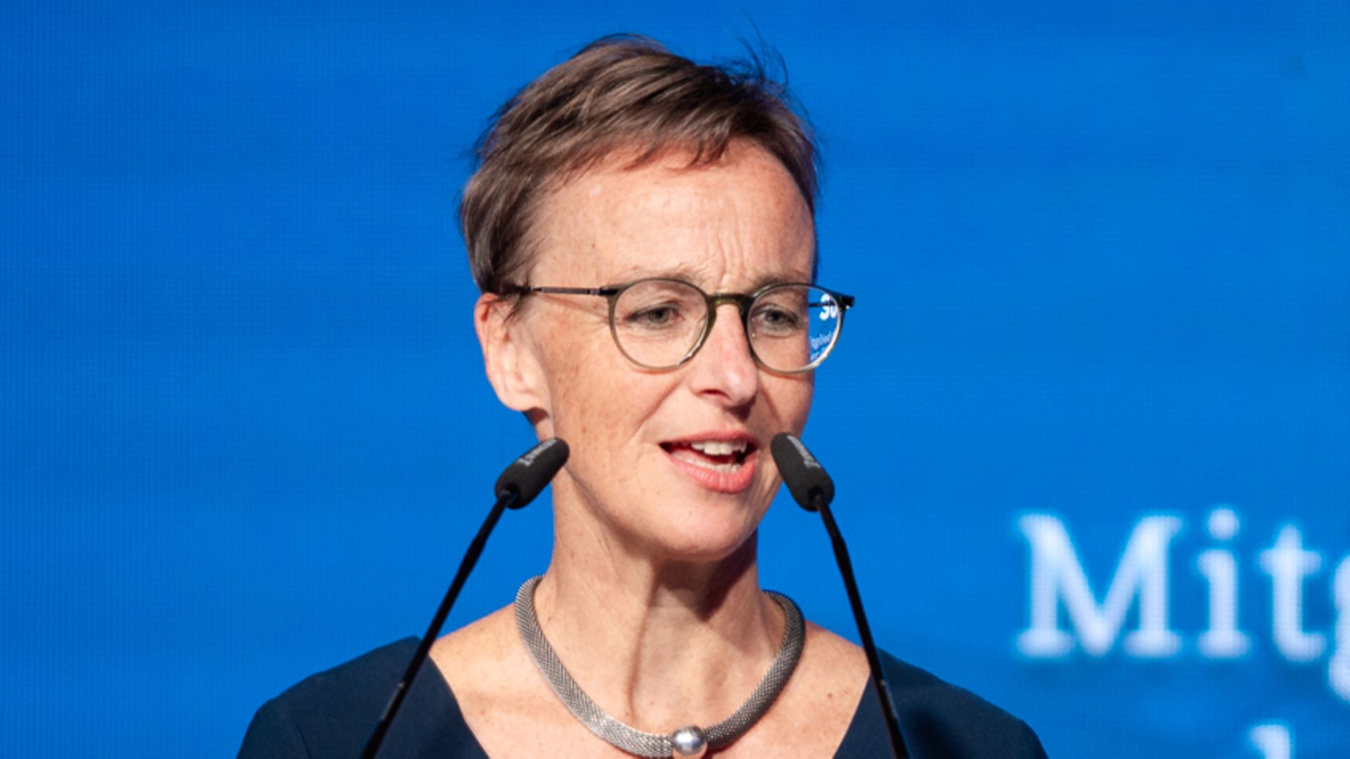 Sofie Geisel spricht in ein Mikrofon