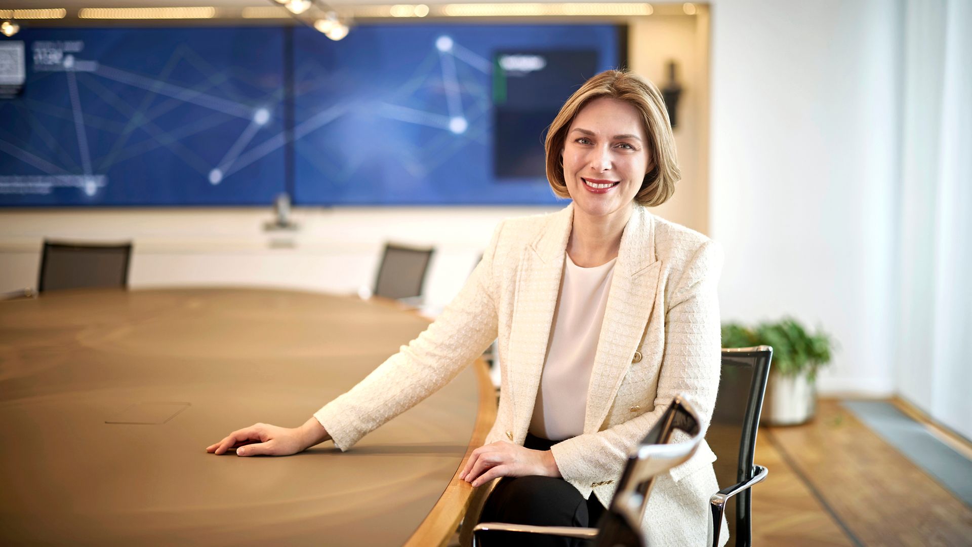 Helena Melnikov am Tisch