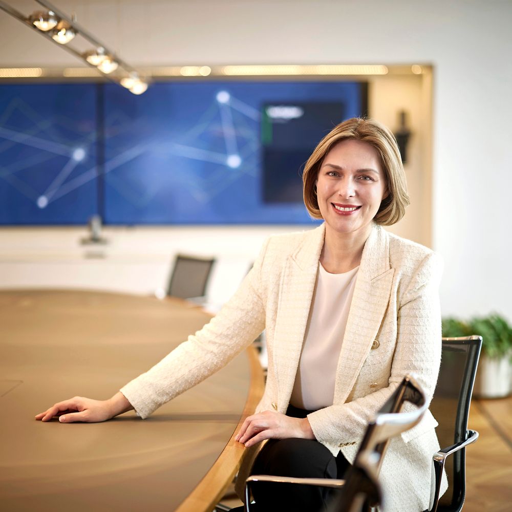 Helena Melnikov am Tisch