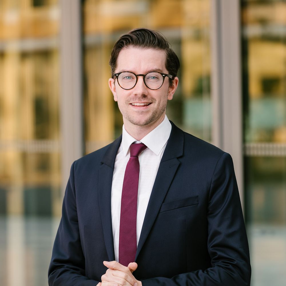 Manns steht vor Wand.